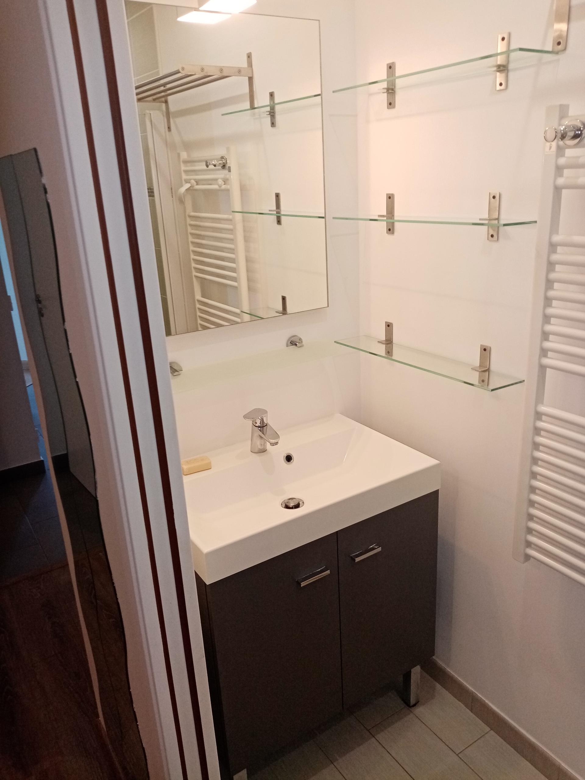 Salle de bains remise en état — vasque, miroir, étagères verre sans trace