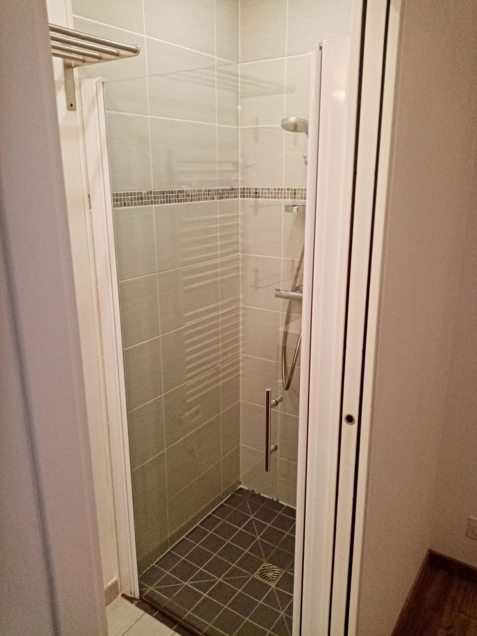 Douche italienne détartrée, joints traités, receveur lavé