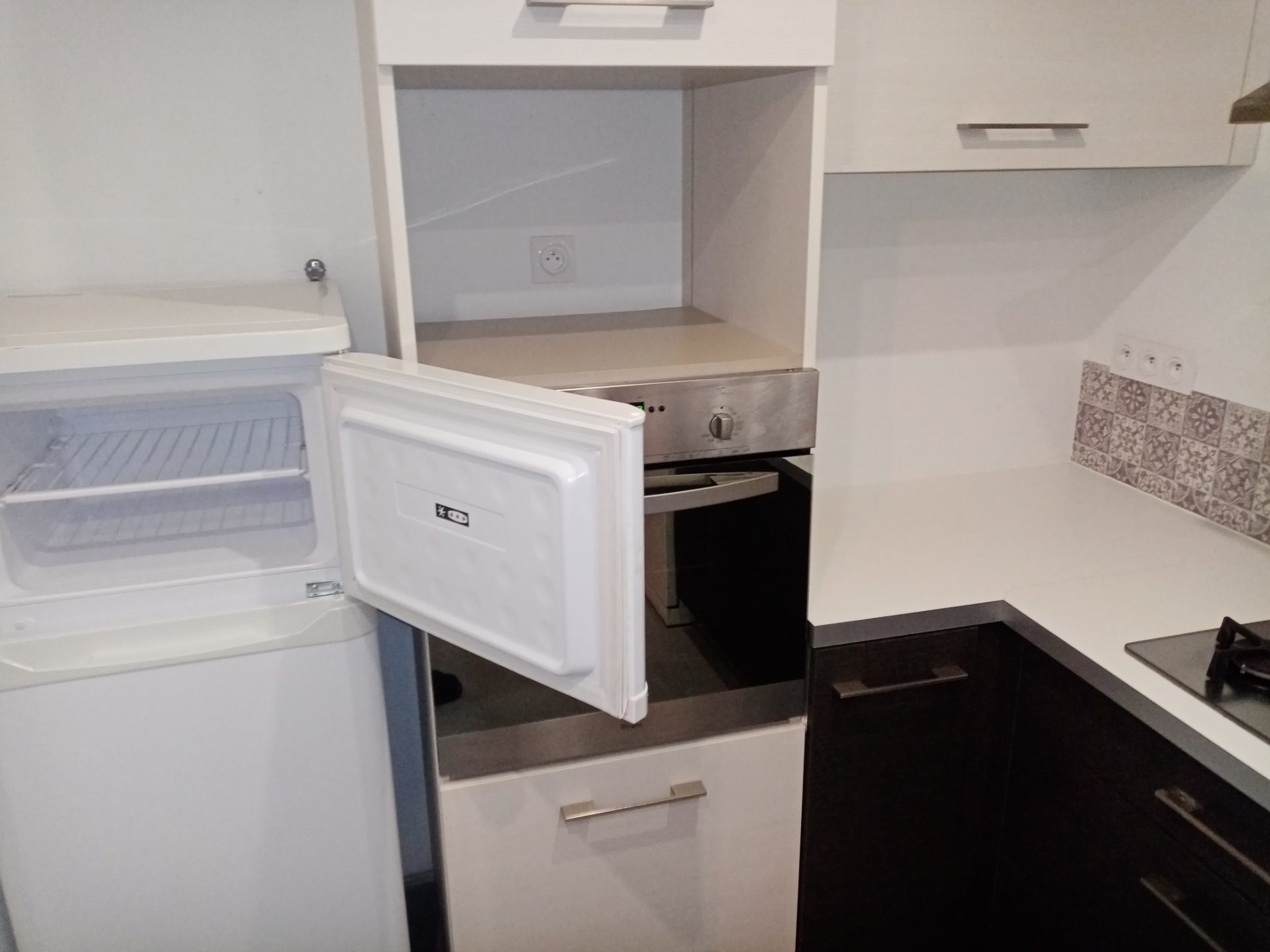 Cuisine — frigo dégivré, four nettoyé, meubles intérieur et extérieur